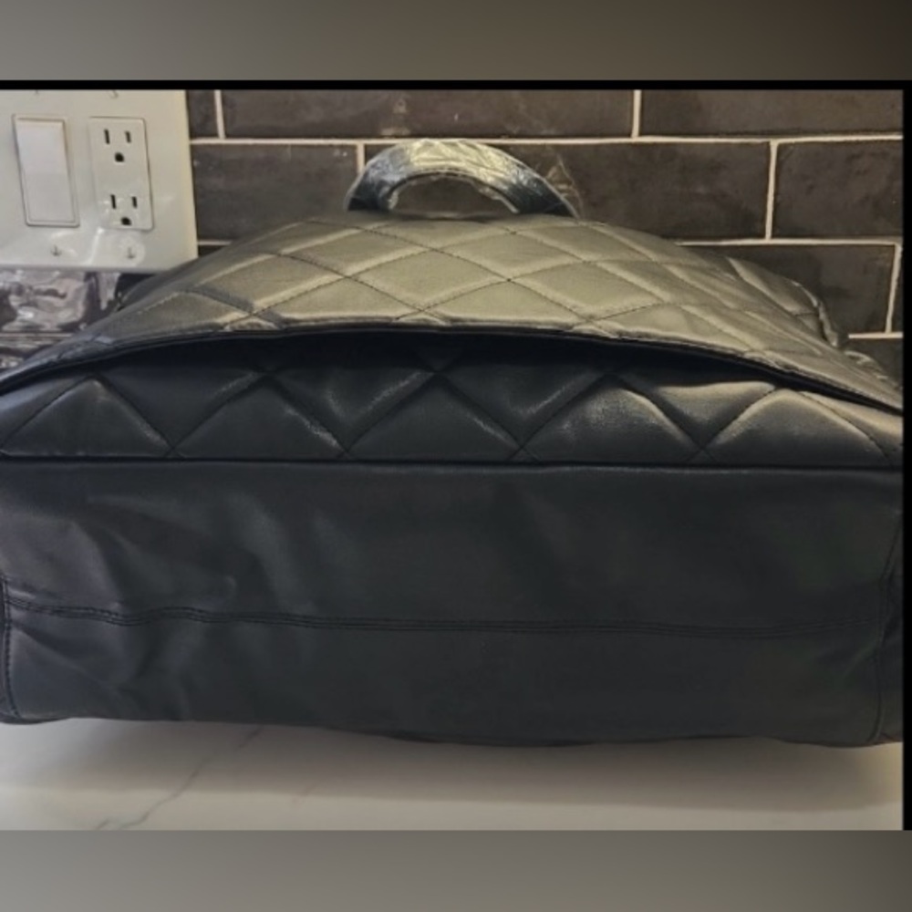 Sleek Black Quilted Duffel Bag with Versatile Strap - Picture 6 of 11